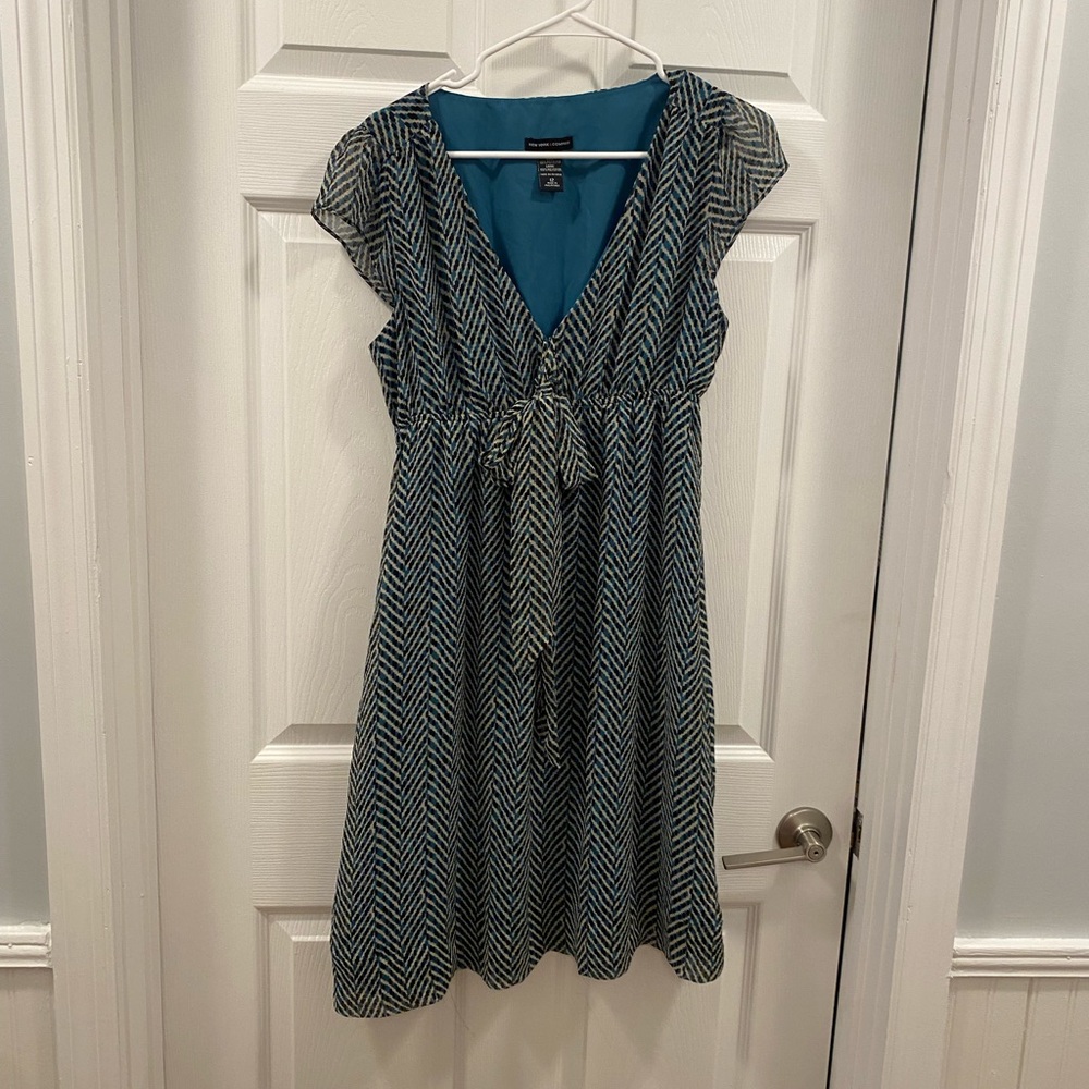 New York & Company women’s knee length flutter sleeve Blue Chevron Dress size 12